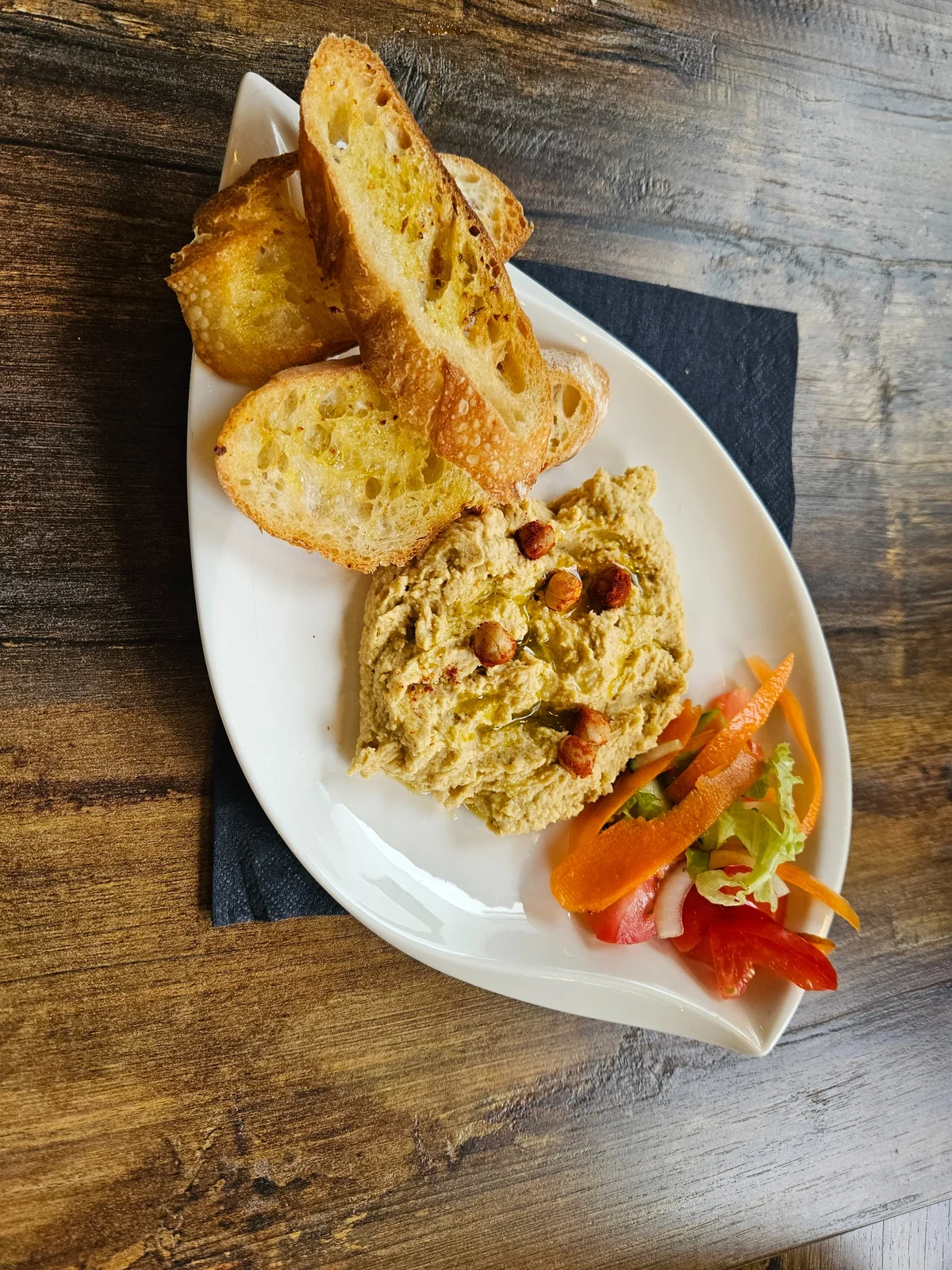 Une assiette garnie avec tartines et salade