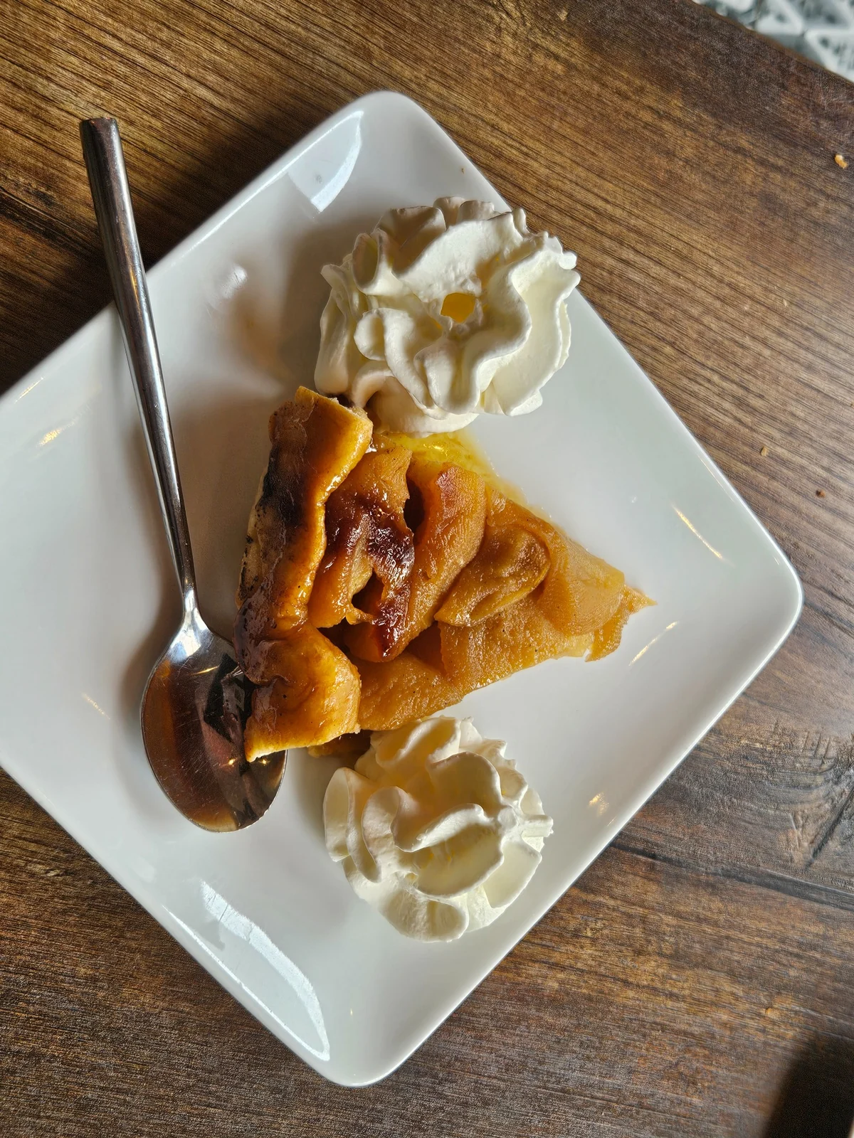 Un dessert accompagné de crème chantilly