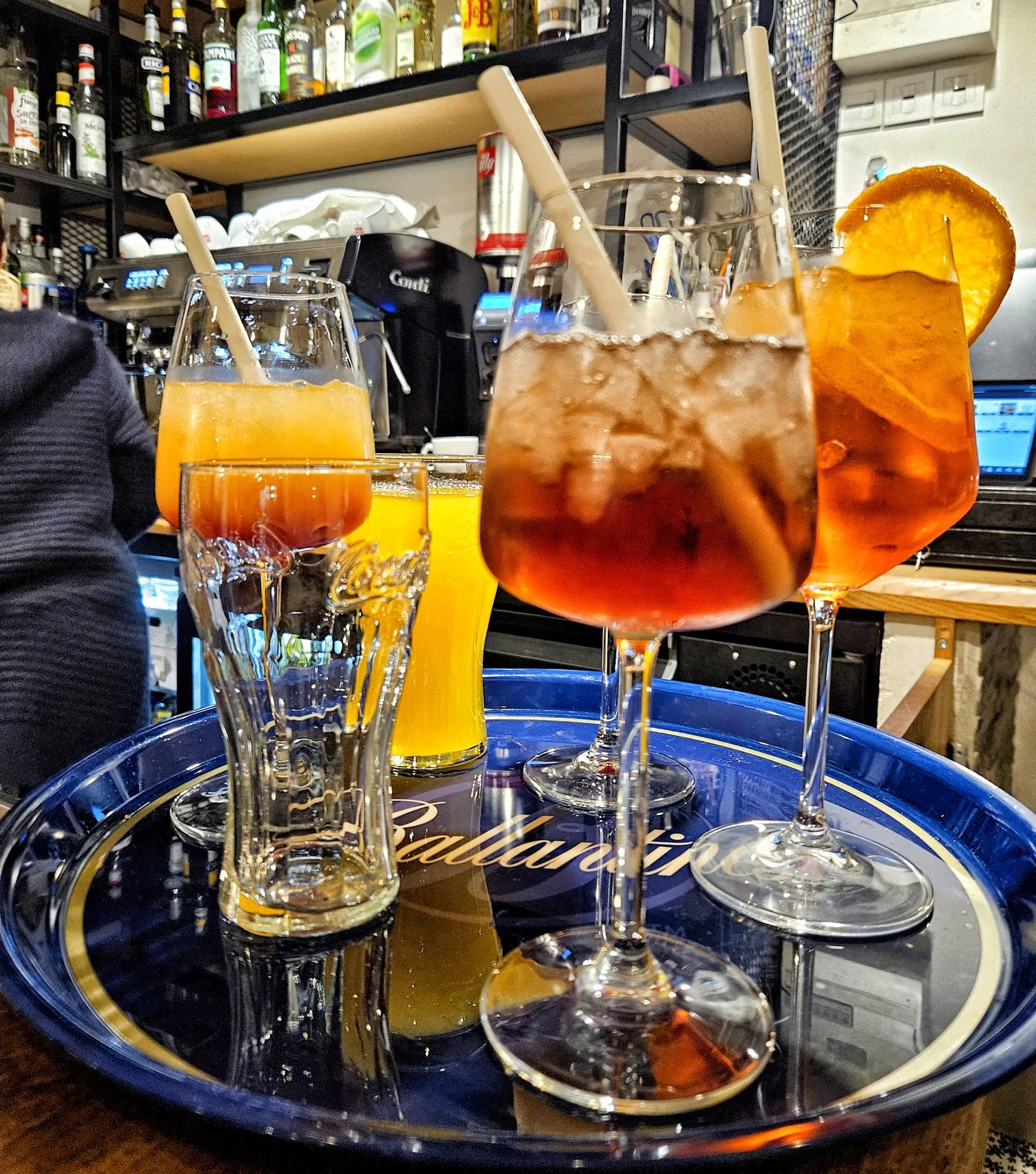 Des cocktails colorés au comptoir El Sol