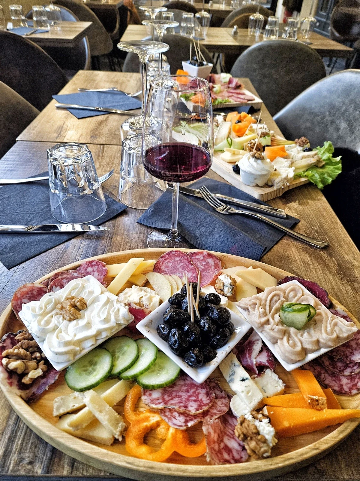 Une généreuse planche de fromages et de charcuterie à la table du restaurant El Sol